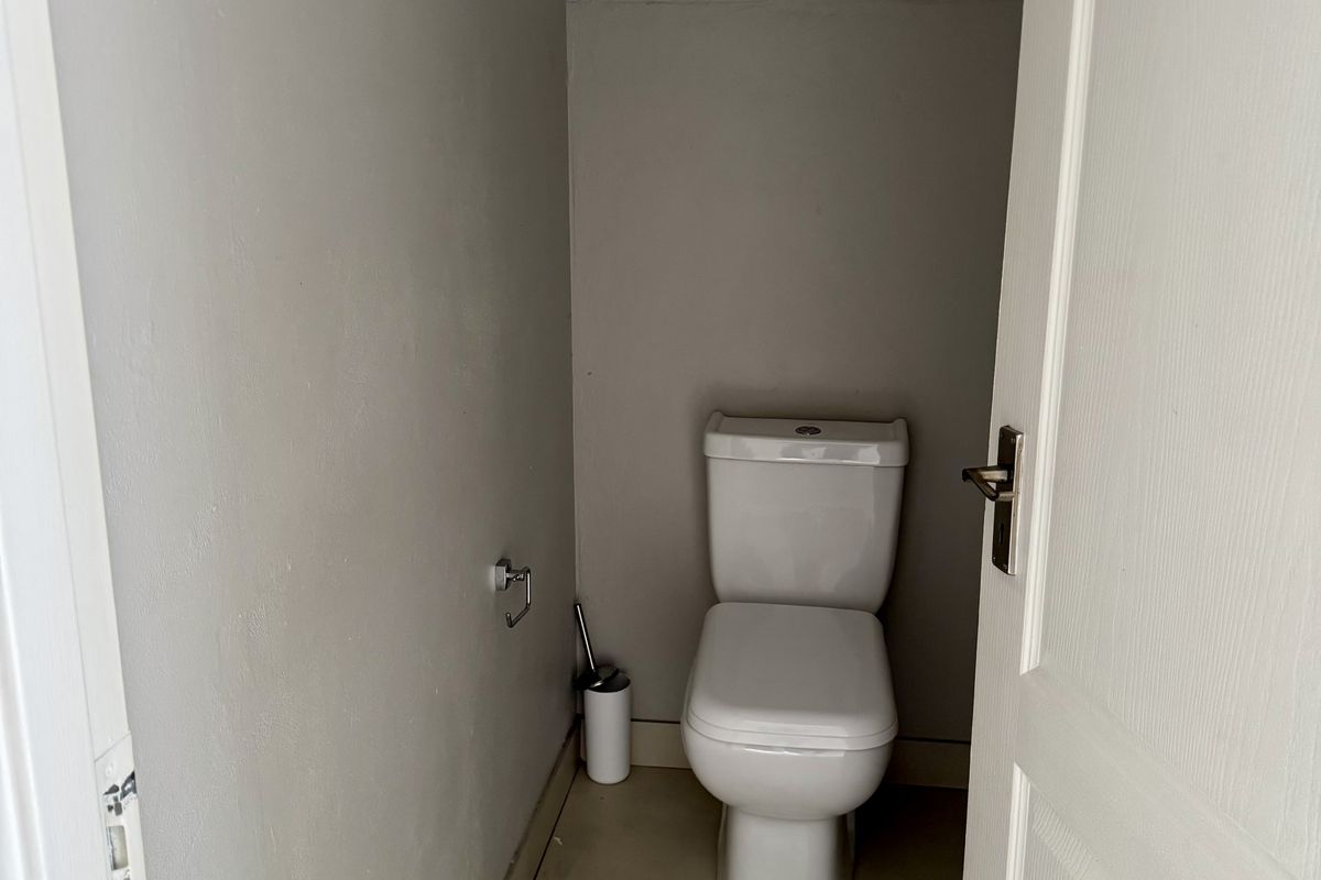 Modern 3-Bedroom Home in Secure Craigavon Estate - Photo 3