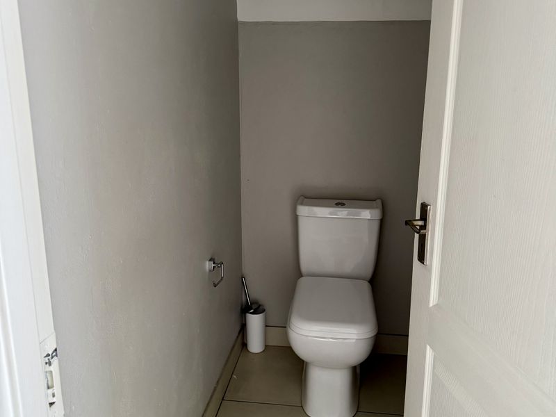 Modern 3-Bedroom Home in Secure Craigavon Estate - Photo 3