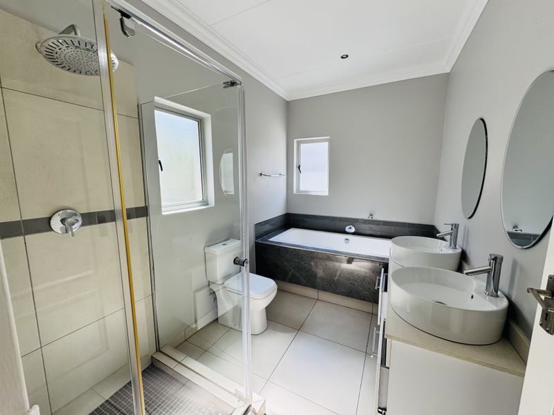 Modern 3-Bedroom Home in Secure Craigavon Estate - Photo 7