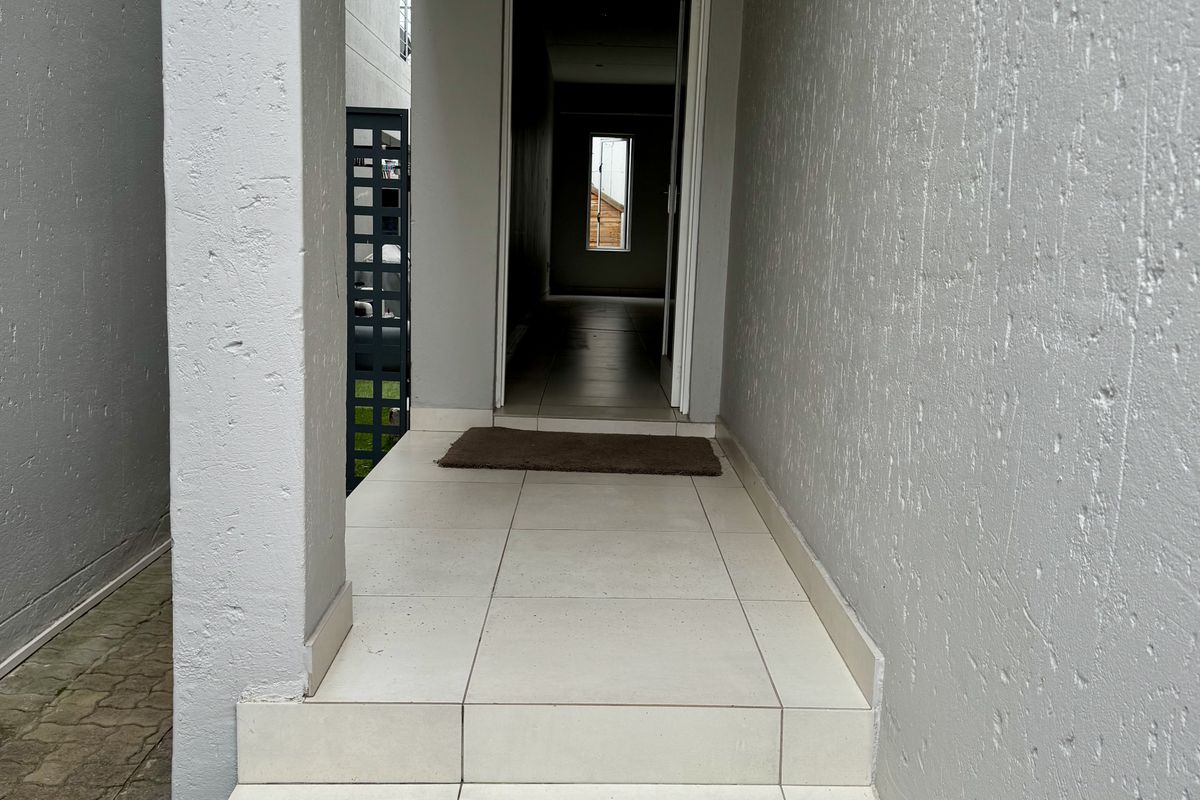 Modern 3-Bedroom Home in Secure Craigavon Estate - Photo 2