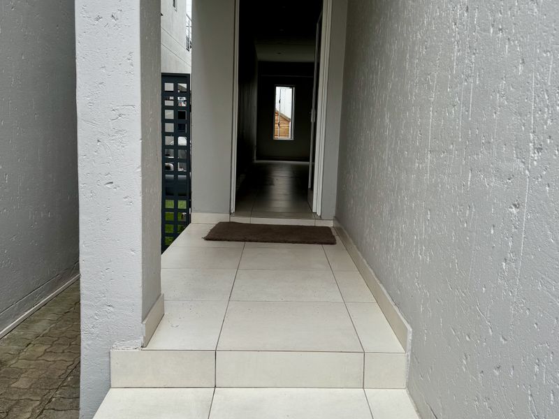 Modern 3-Bedroom Home in Secure Craigavon Estate - Photo 2