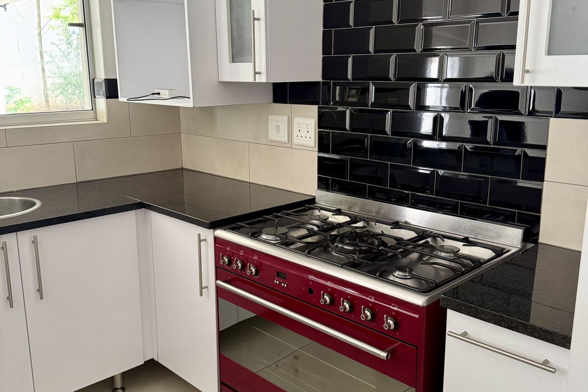 Modern 3-Bedroom Home in Secure Craigavon Estate - Photo 4