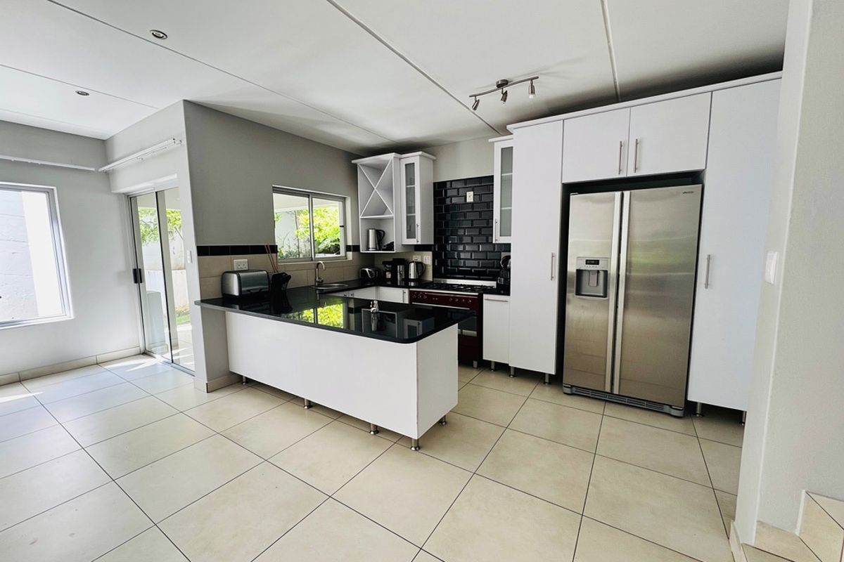 Modern 3-Bedroom Home in Secure Craigavon Estate - Photo 3