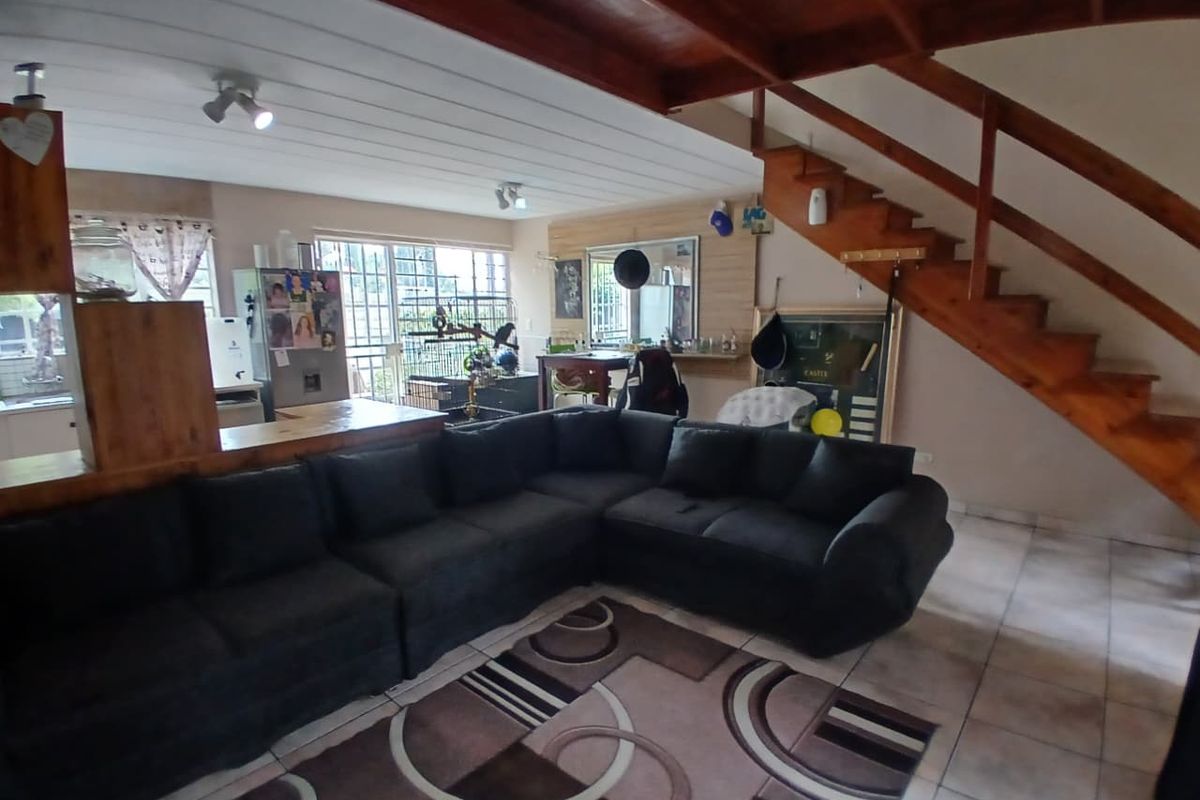 Beautiful 1.5-Bedroom Duplex Apartment – Dalpark Ext 11 - Photo 4