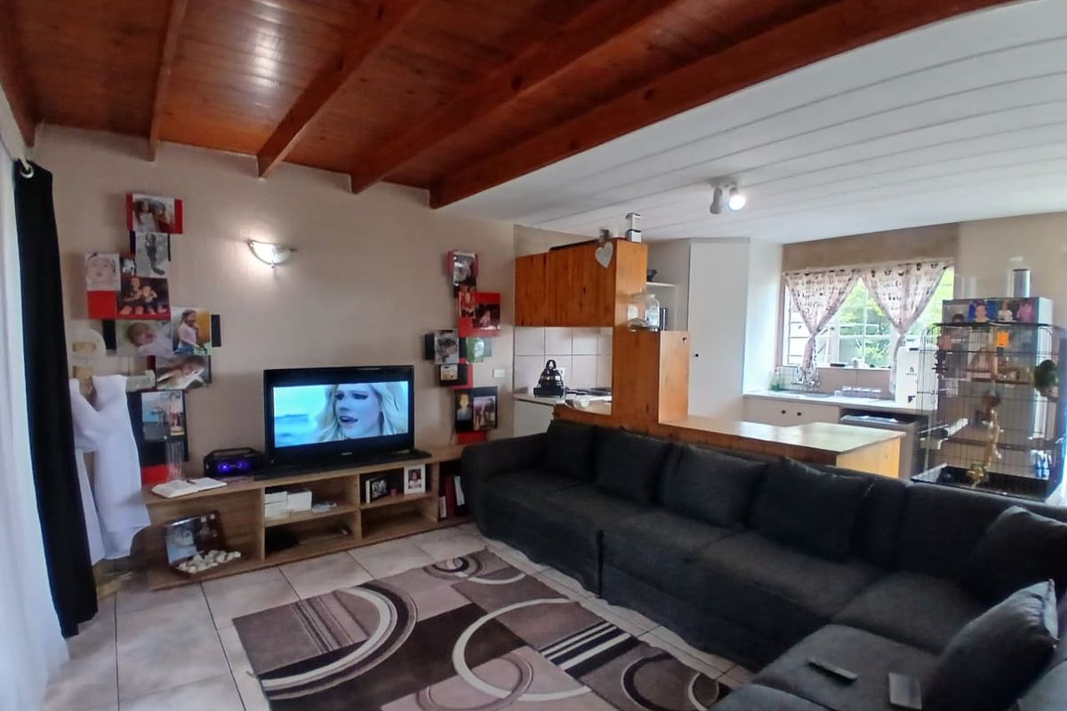 Beautiful 1.5-Bedroom Duplex Apartment – Dalpark Ext 11 - Photo 3