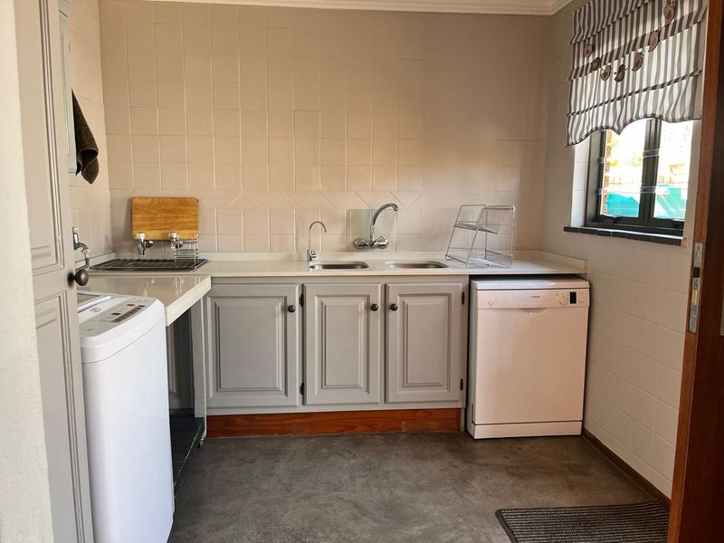 ELEGANT 3-BEDROOM FAMILY HOME IN A PRESTIGIOUS AREA - Photo 8