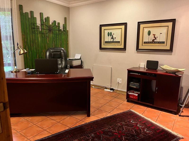 ELEGANT 3-BEDROOM FAMILY HOME IN A PRESTIGIOUS AREA - Photo 9