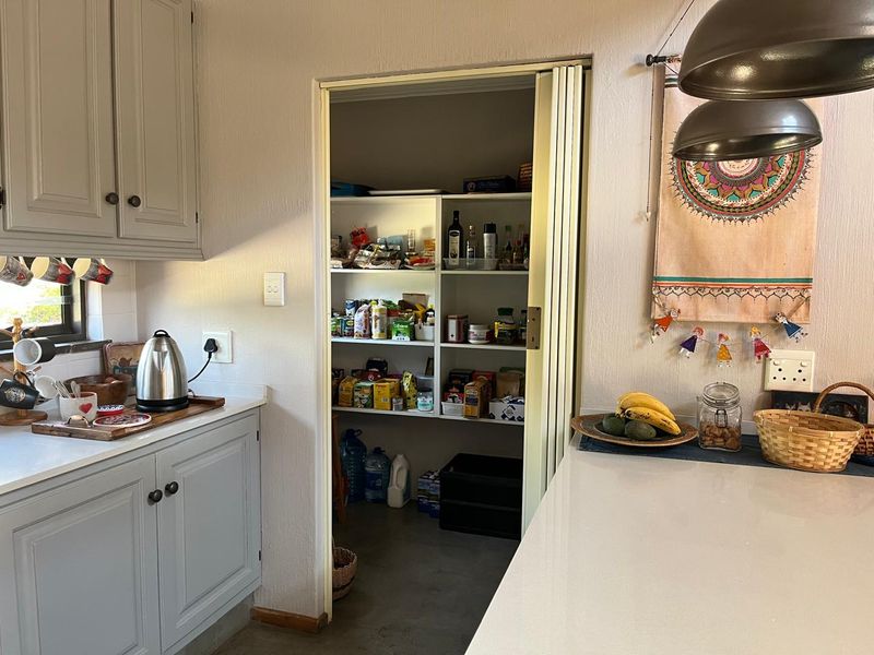 ELEGANT 3-BEDROOM FAMILY HOME IN A PRESTIGIOUS AREA - Photo 7