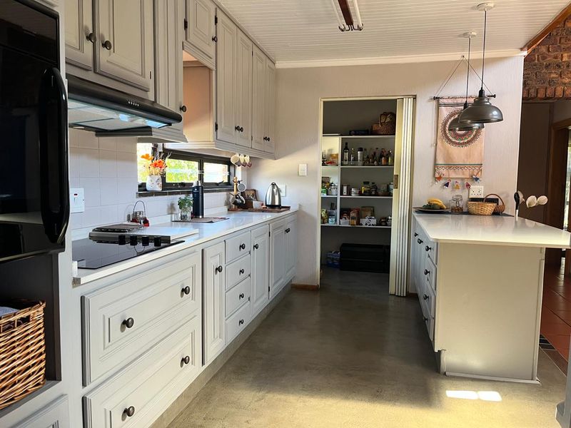 ELEGANT 3-BEDROOM FAMILY HOME IN A PRESTIGIOUS AREA - Photo 6