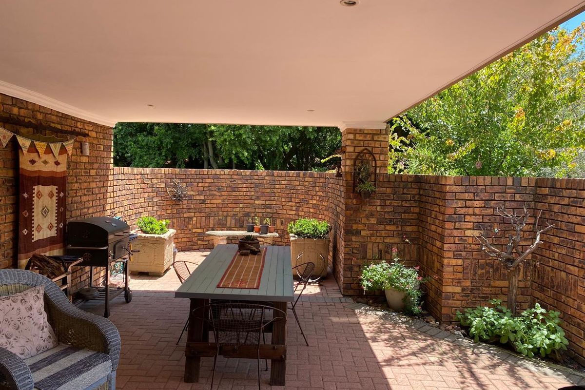 ELEGANT 3-BEDROOM FAMILY HOME IN A PRESTIGIOUS AREA - Photo 4