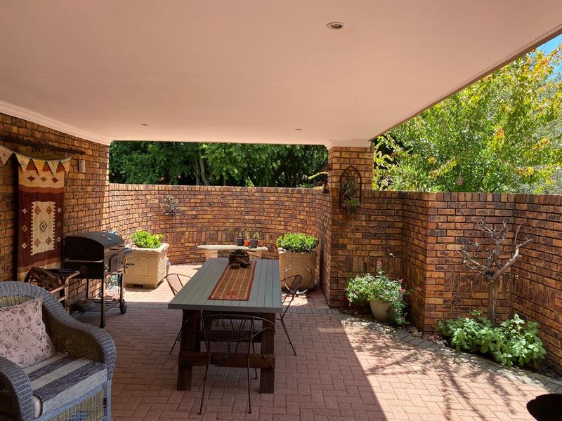 ELEGANT 3-BEDROOM FAMILY HOME IN A PRESTIGIOUS AREA - Photo 4