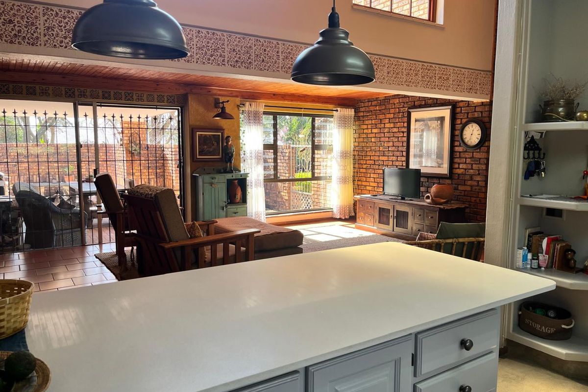 ELEGANT 3-BEDROOM FAMILY HOME IN A PRESTIGIOUS AREA - Photo 5