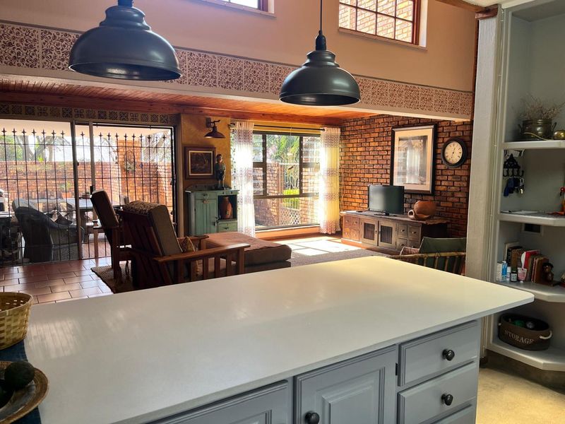 ELEGANT 3-BEDROOM FAMILY HOME IN A PRESTIGIOUS AREA - Photo 5