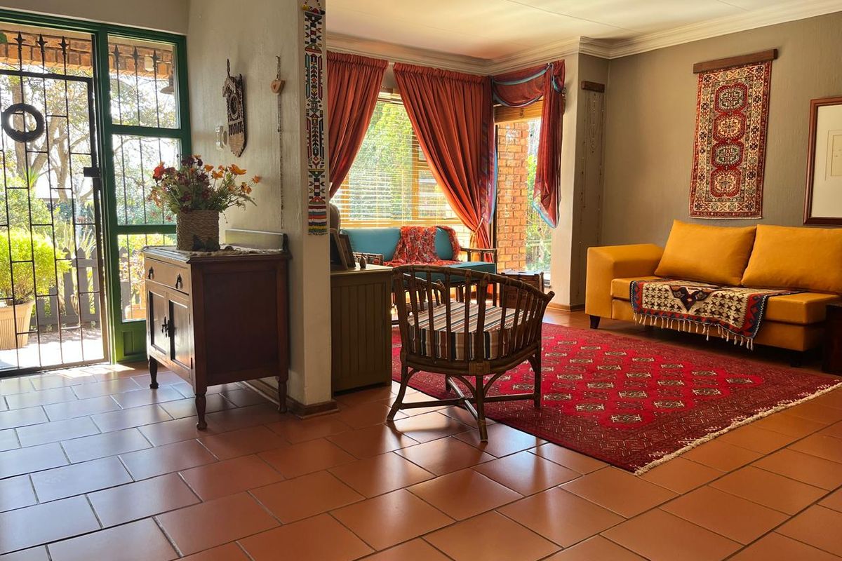 ELEGANT 3-BEDROOM FAMILY HOME IN A PRESTIGIOUS AREA - Photo 2