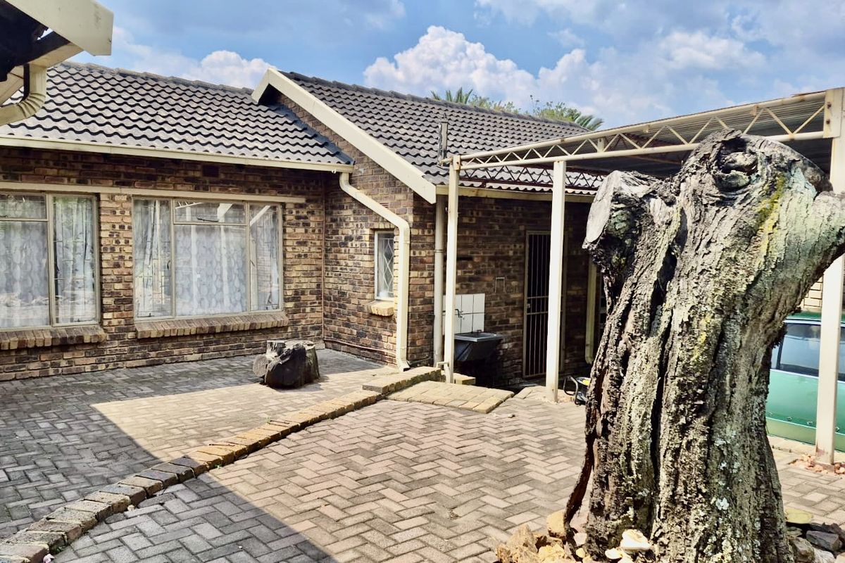 4 bedroom family home in hoeveldpark ext 1 - Photo 4