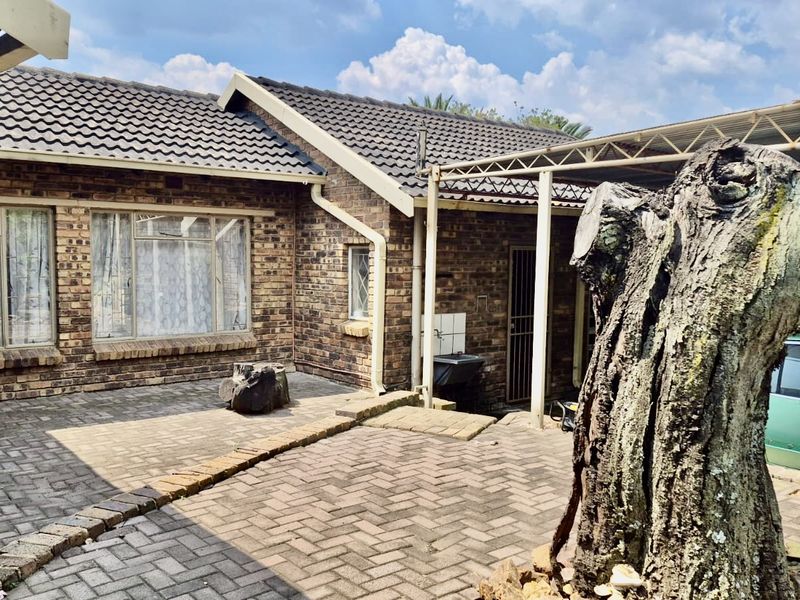 4 bedroom family home in hoeveldpark ext 1 - Photo 4