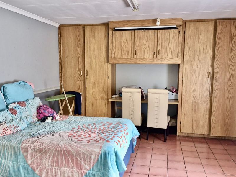 4 bedroom family home in hoeveldpark ext 1 - Photo 10