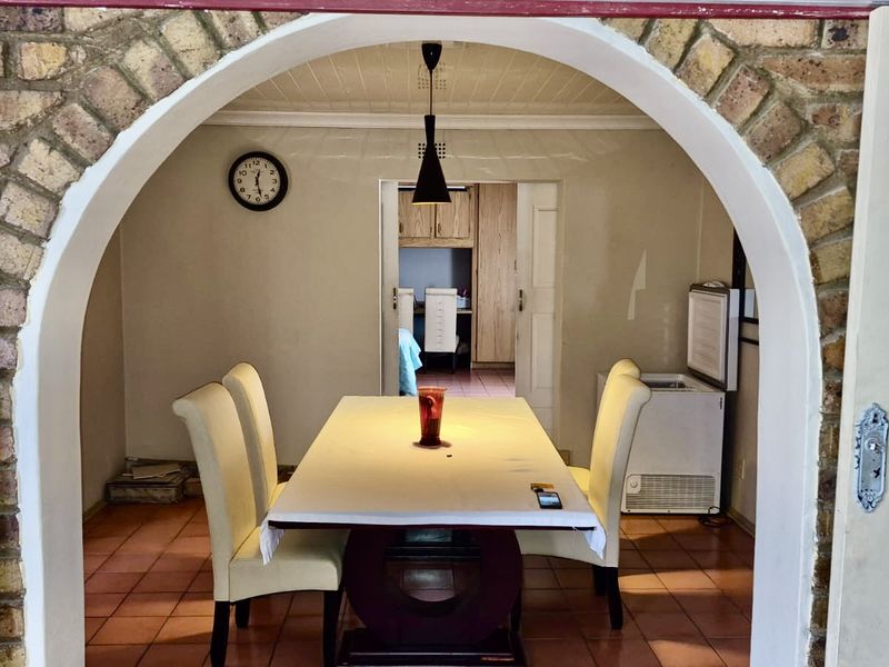 4 bedroom family home in hoeveldpark ext 1 - Photo 9