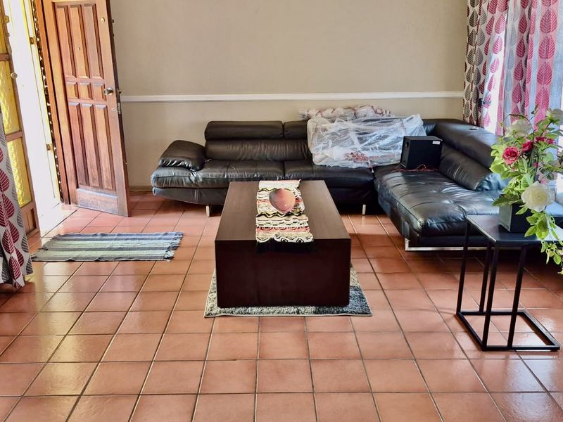 4 bedroom family home in hoeveldpark ext 1 - Photo 7