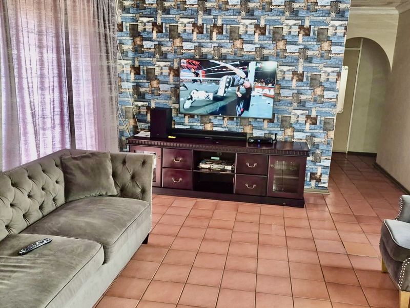 4 bedroom family home in hoeveldpark ext 1 - Photo 8