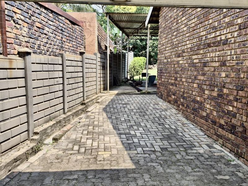 4 bedroom family home in hoeveldpark ext 1 - Photo 6