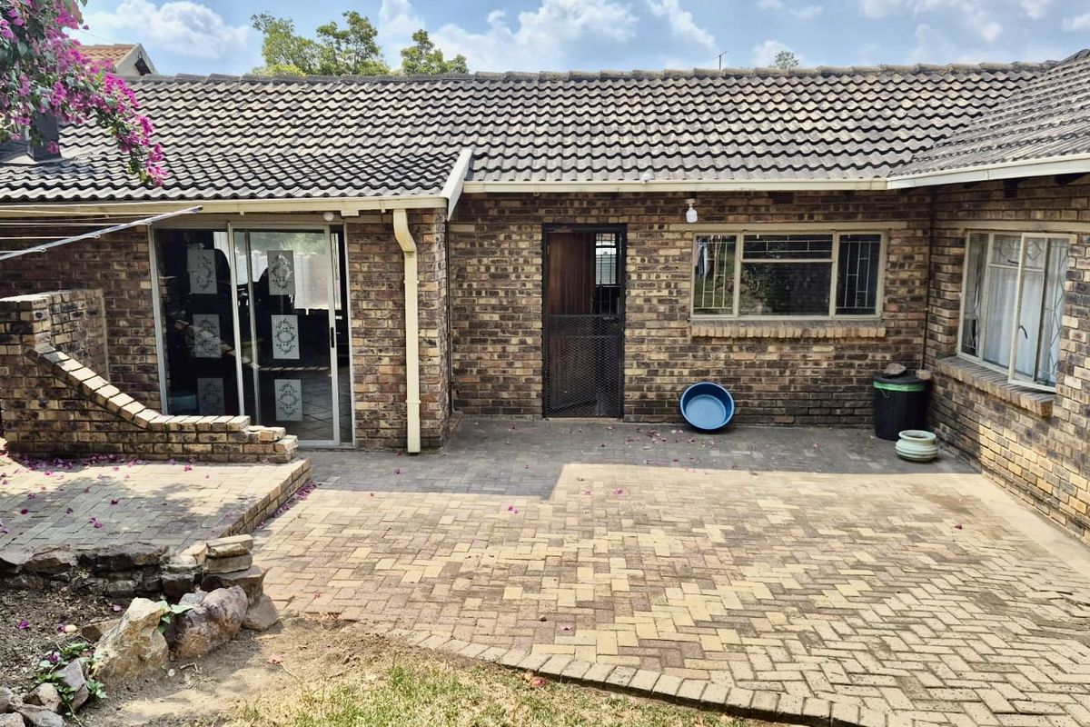 4 bedroom family home in hoeveldpark ext 1 - Photo 3