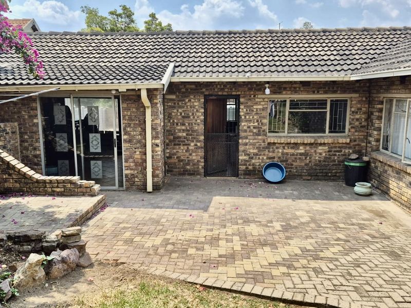 4 bedroom family home in hoeveldpark ext 1 - Photo 3