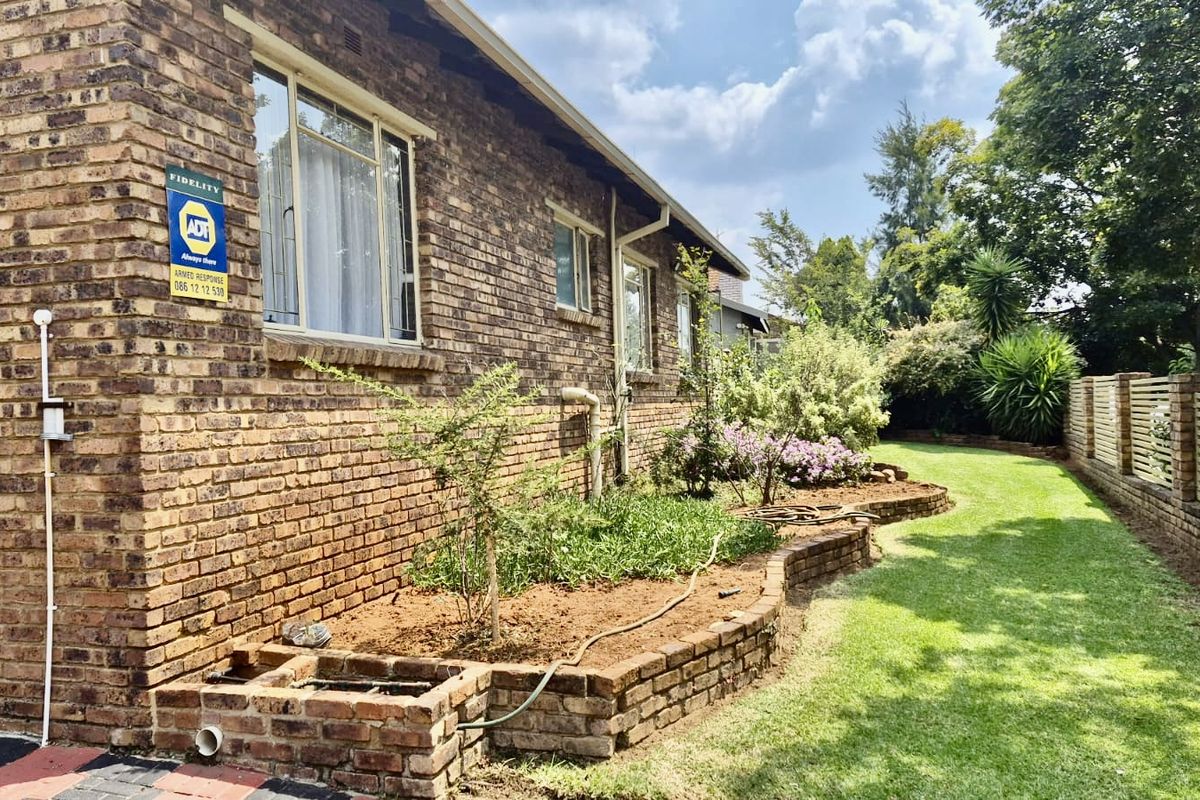 4 bedroom family home in hoeveldpark ext 1 - Photo 2