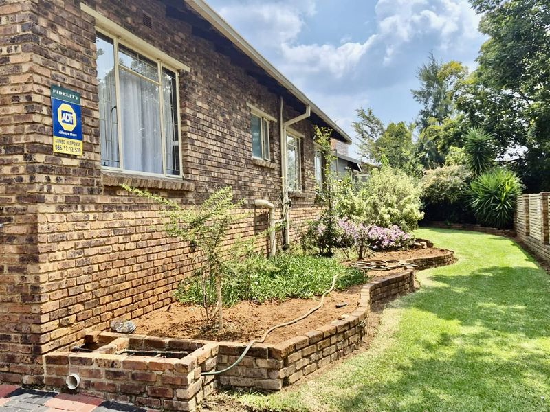 4 bedroom family home in hoeveldpark ext 1 - Photo 2