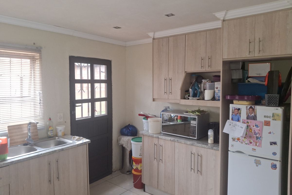 2 Bedroom Renovated Home for Sale – Vosloorus Ext 28 - Photo 2