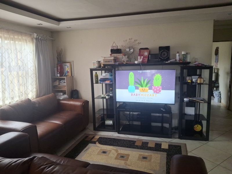 2 Bedroom Renovated Home for Sale – Vosloorus Ext 28 - Photo 3