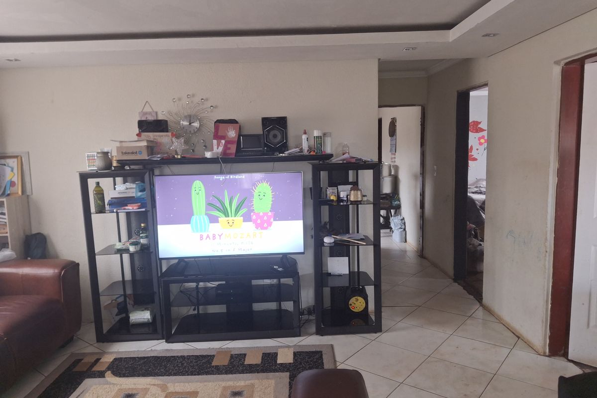 2 Bedroom Renovated Home for Sale – Vosloorus Ext 28 - Photo 4