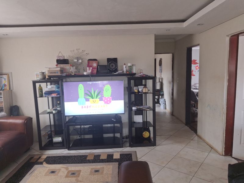 2 Bedroom Renovated Home for Sale – Vosloorus Ext 28 - Photo 4