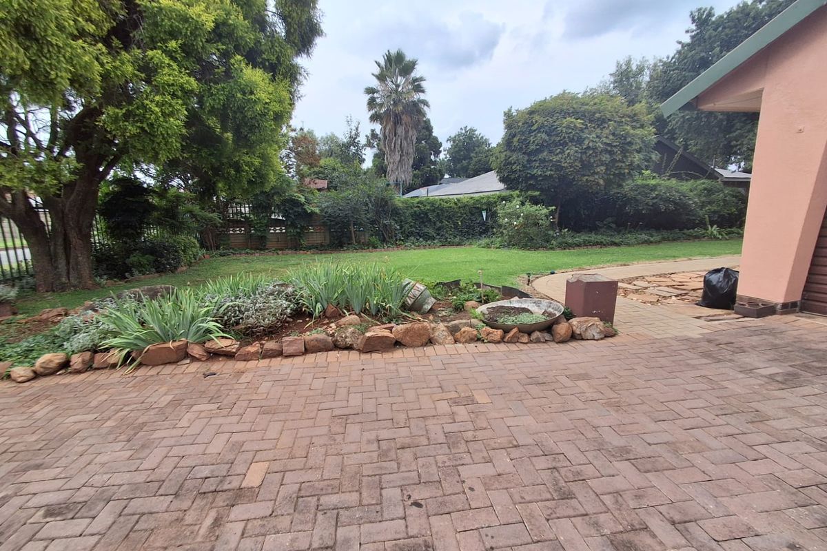 Spacious Family Home for Sale in Risiville, Meyerton. - Photo 2