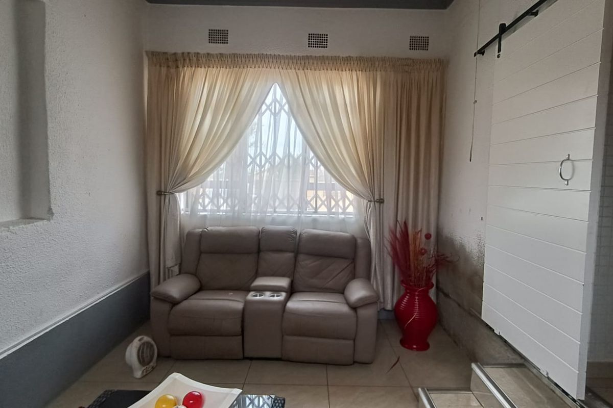 Spacious Family Home with Flatlet & Pool in Vanderbijlpark CW6 - Photo 4