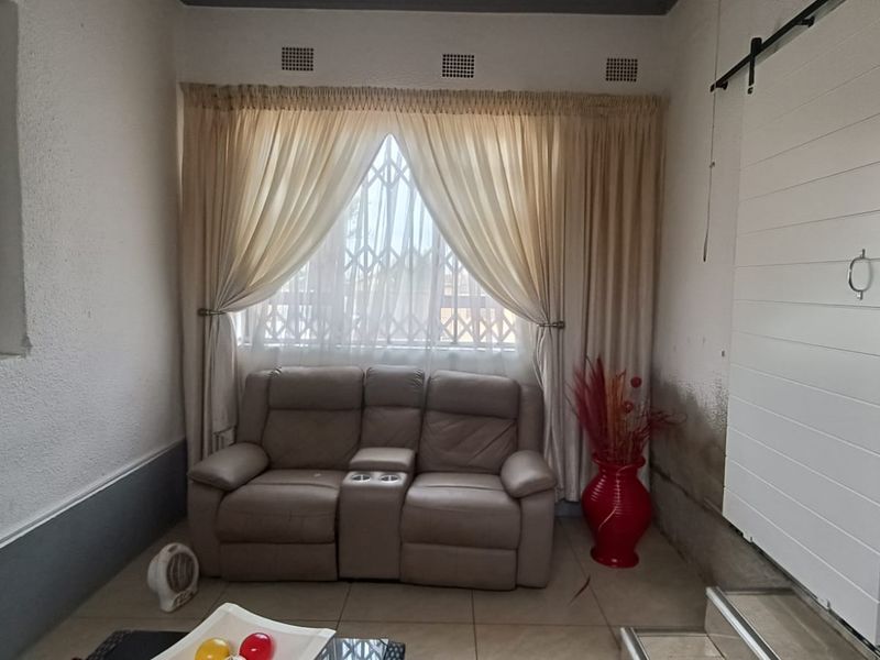 Spacious Family Home with Flatlet & Pool in Vanderbijlpark CW6 - Photo 4