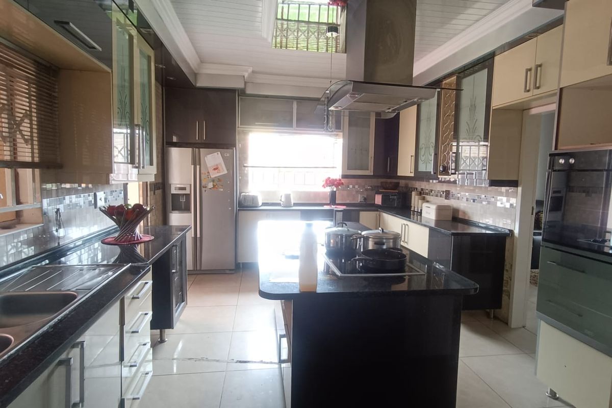 Spacious Family Home with Flatlet & Pool in Vanderbijlpark CW6 - Photo 3