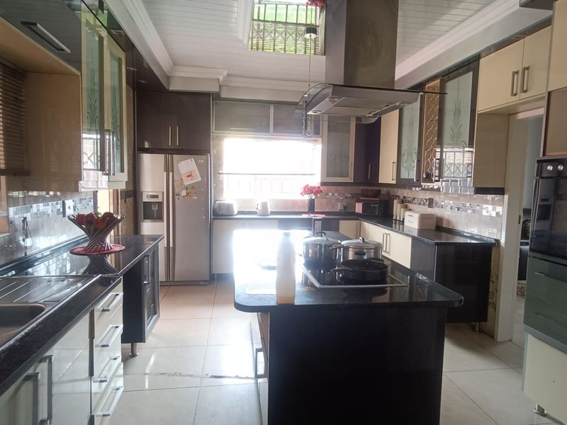 Spacious Family Home with Flatlet & Pool in Vanderbijlpark CW6 - Photo 3