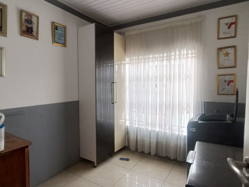 Spacious Family Home with Flatlet & Pool in Vanderbijlpark CW6 - Photo 10