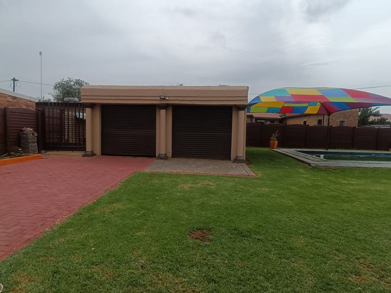 Spacious Family Home with Flatlet & Pool in Vanderbijlpark CW6 - Photo 8