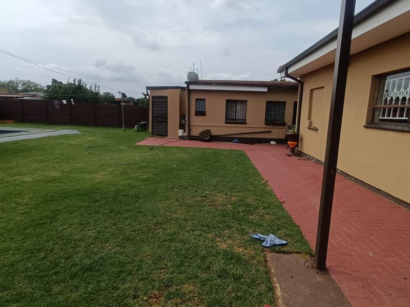 Spacious Family Home with Flatlet & Pool in Vanderbijlpark CW6 - Photo 7