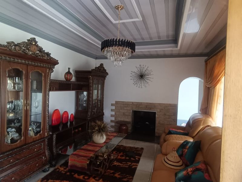 Spacious Family Home with Flatlet & Pool in Vanderbijlpark CW6 - Photo 6