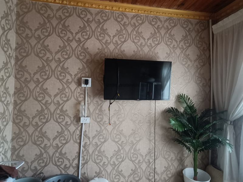 Spacious Family Home with Flatlet & Pool in Vanderbijlpark CW6 - Photo 2