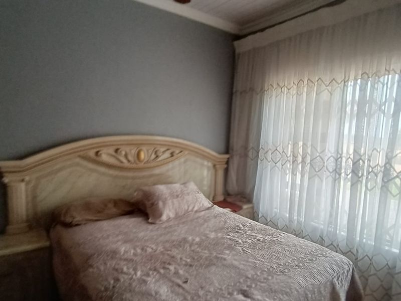 Spacious Family Home with Flatlet & Pool in Vanderbijlpark CW6 - Photo 5