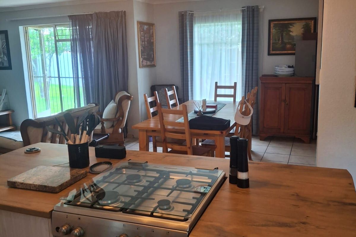 Spacious Family Home in a Secure and Peaceful Area - Photo 4