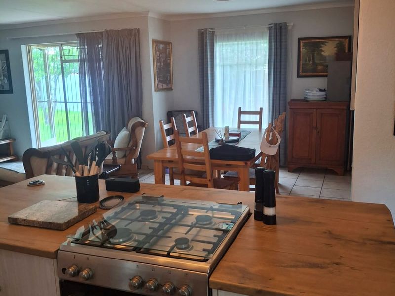 Spacious Family Home in a Secure and Peaceful Area - Photo 4