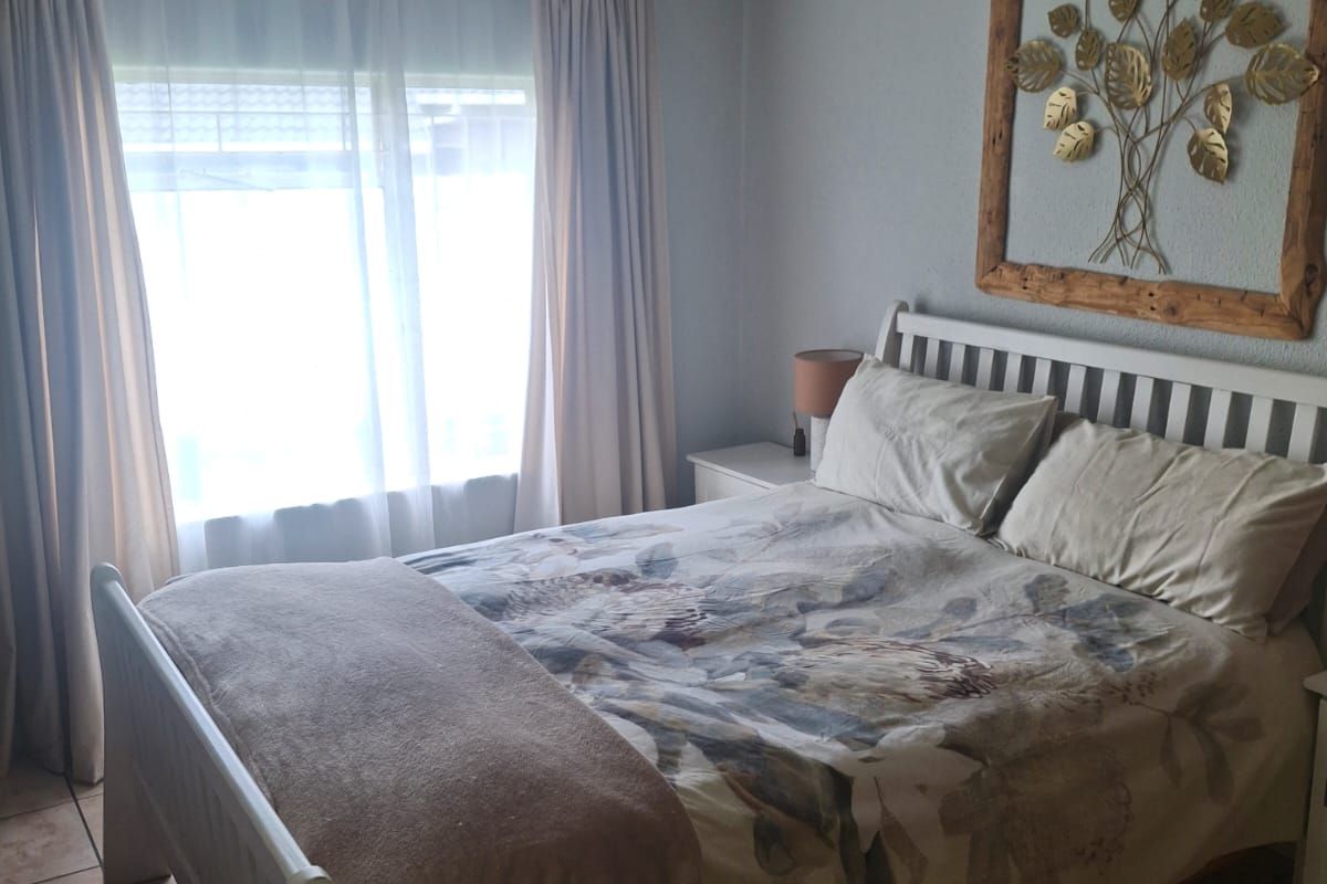 Spacious Family Home in a Secure and Peaceful Area - Photo 5