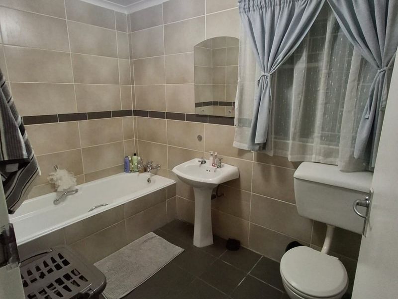 Spacious Family Home in a Secure and Peaceful Area - Photo 7