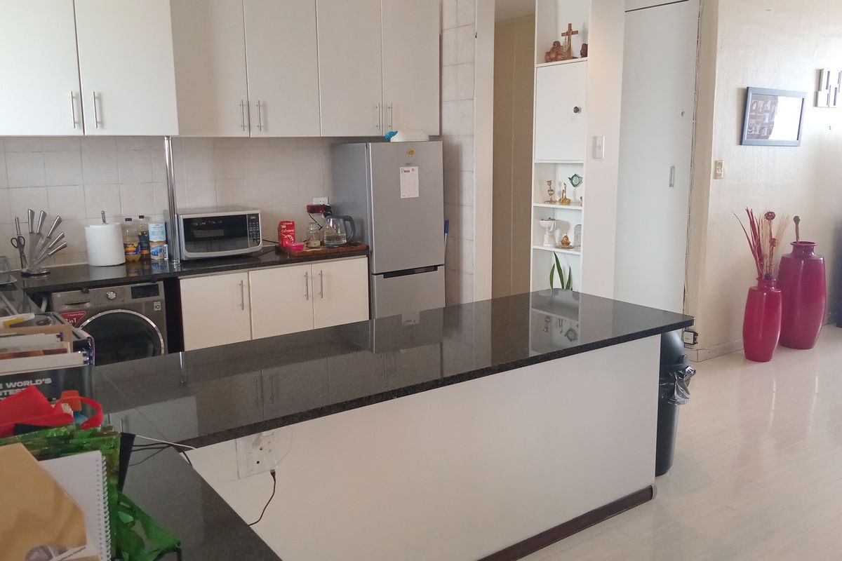 This lovely flat, situated on the 9th floor - Photo 4