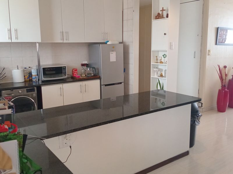 This lovely flat, situated on the 9th floor - Photo 4